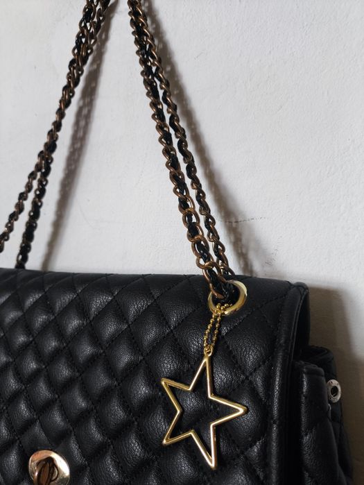 Дуже гарна вмістима сумочка в стилі Шанель шкіряна прошиті з ланцюжком