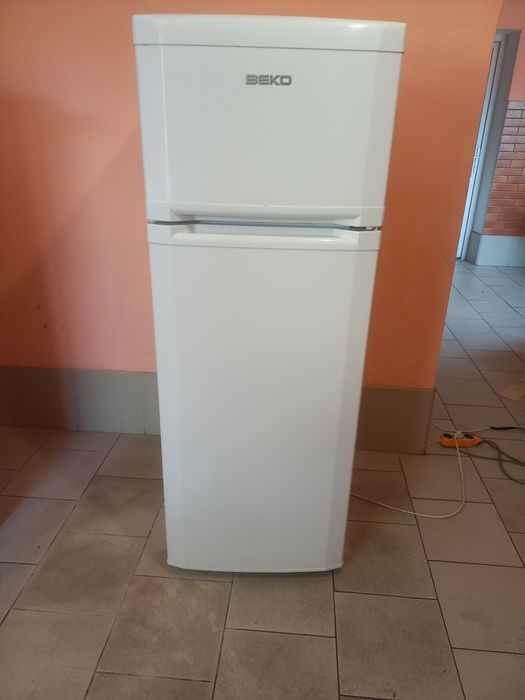 Бесплатно доставлю.  Продам двухкамерный рабочий холодильник ВЕКО.  От