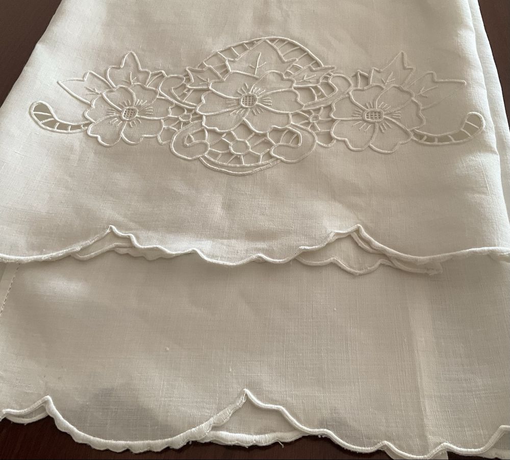 Conjunto 3 toalhas em linho puro, bordadas à mão