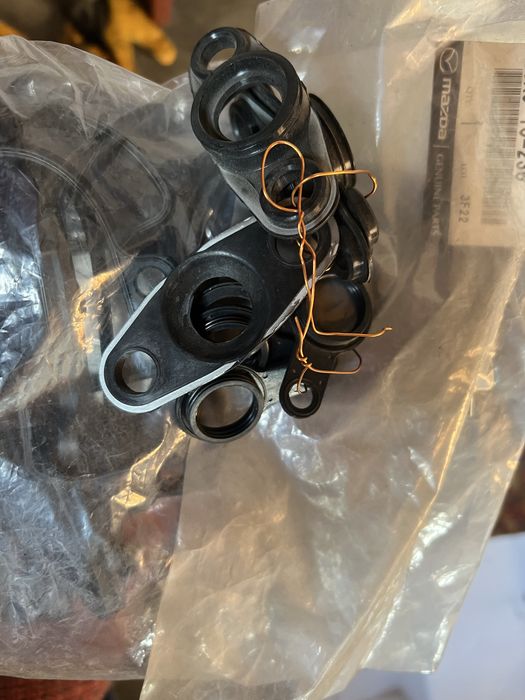 Комплект прокладок клапанної кришки мазда MZR-CD