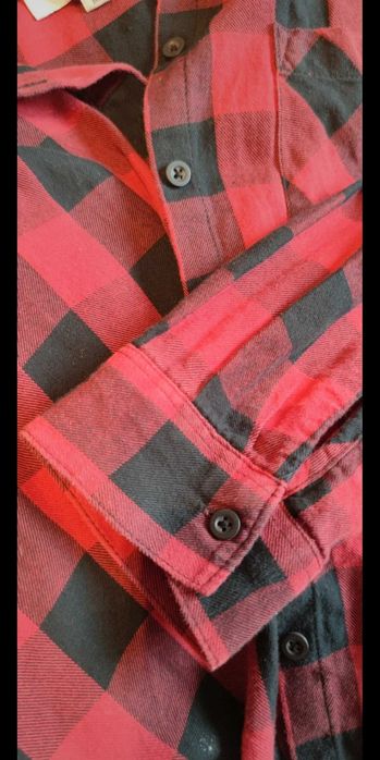 Czerwono czarna koszula w kratę