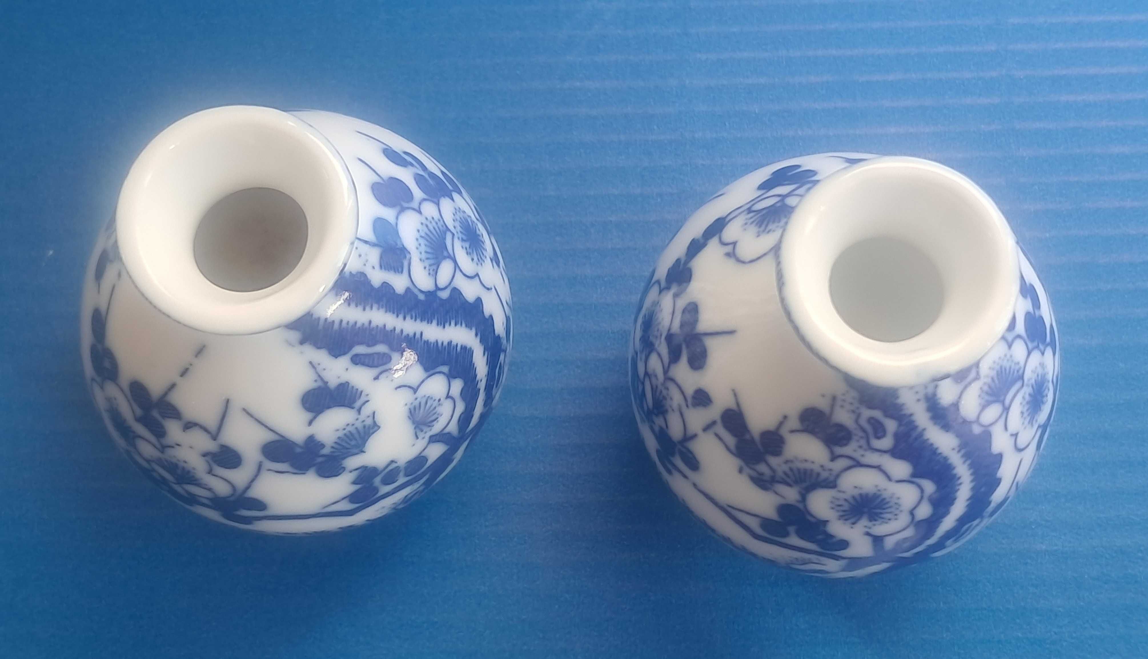 Par de Pequenas Jarrinhas Antigas em Branco e Azul