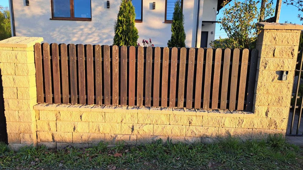 Ogrodzenie drewniano-metalowe (21m) w dobrym stanie