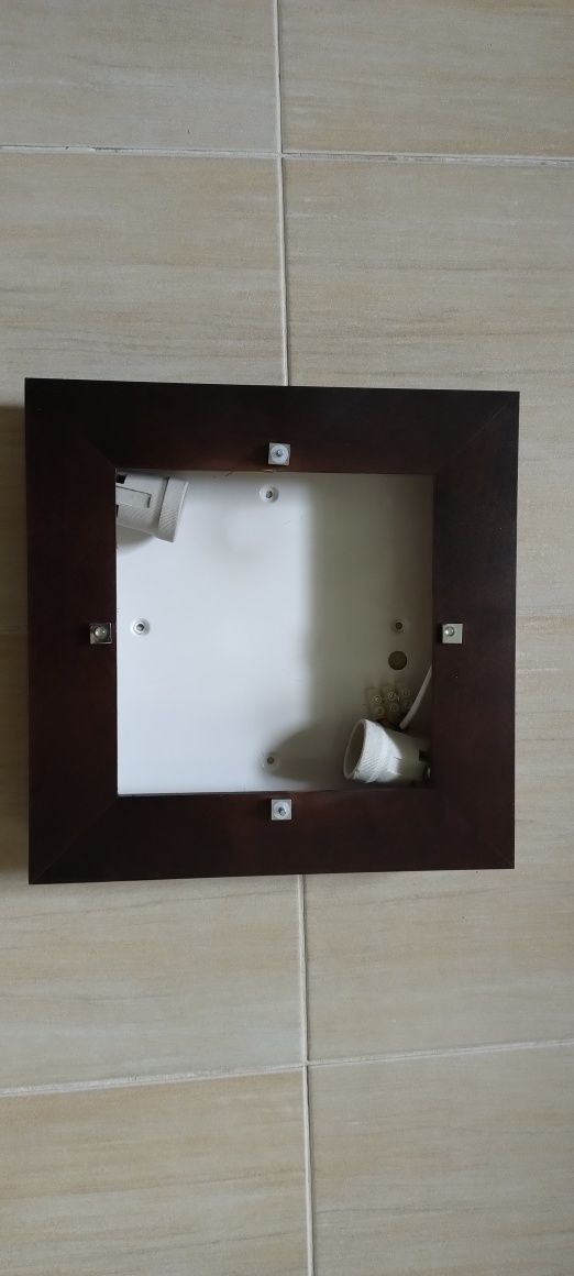 Drewniany plafon, oświetlenie sufitowe