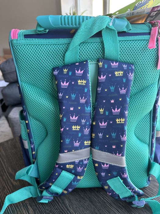 Рюкзак для дівчинки з ортопедичною спинкою