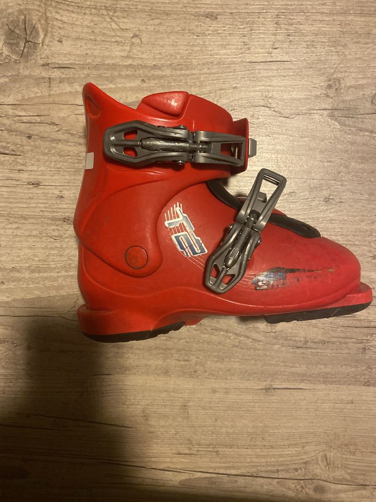 Czerwone buty narciarskie dziecięce