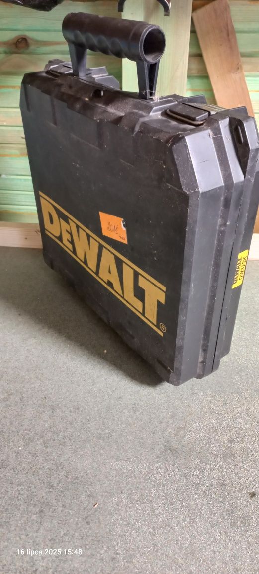 Wyżynarka do drewna dewalt.