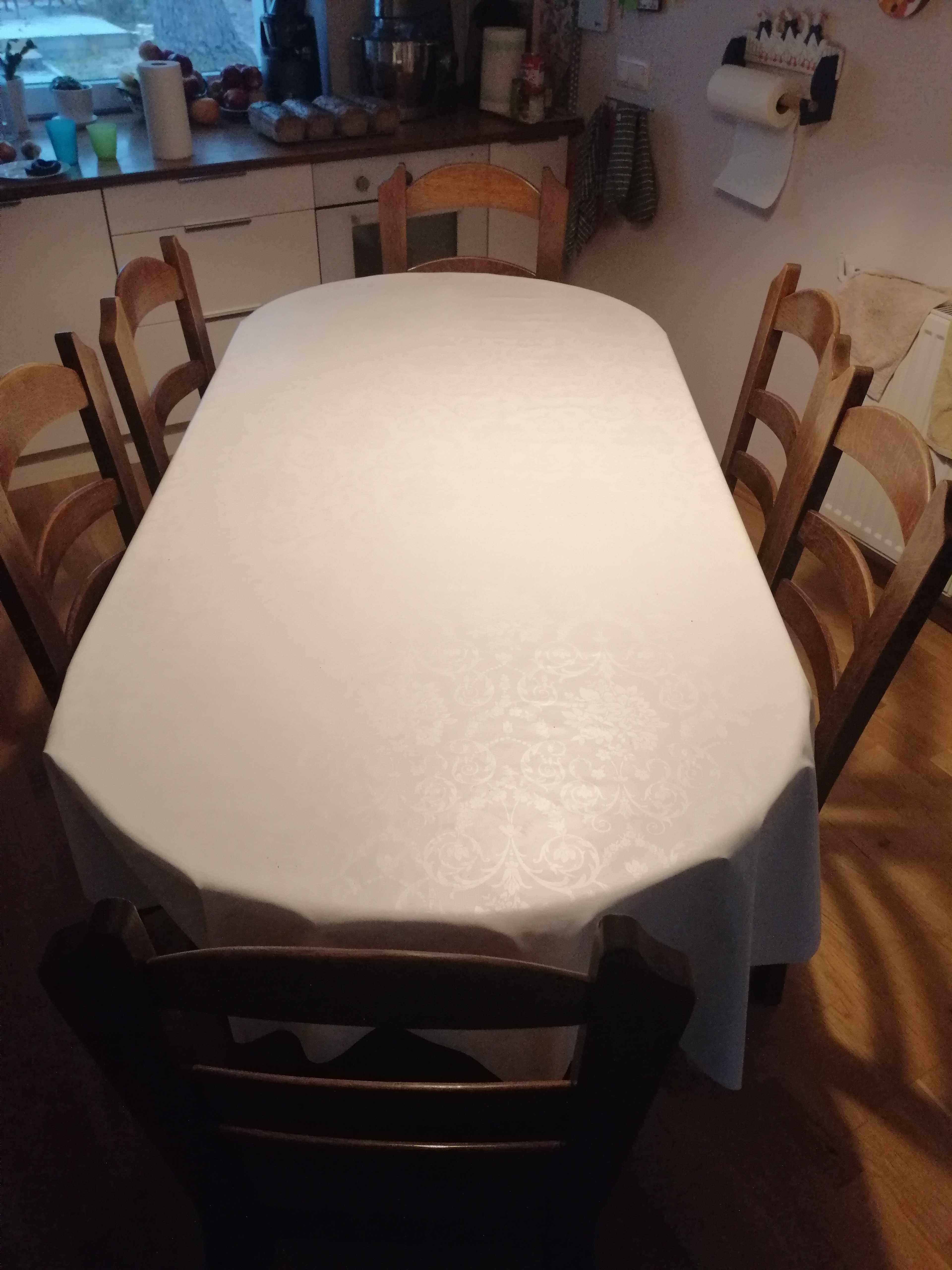 Stół dębowy i krzesła.