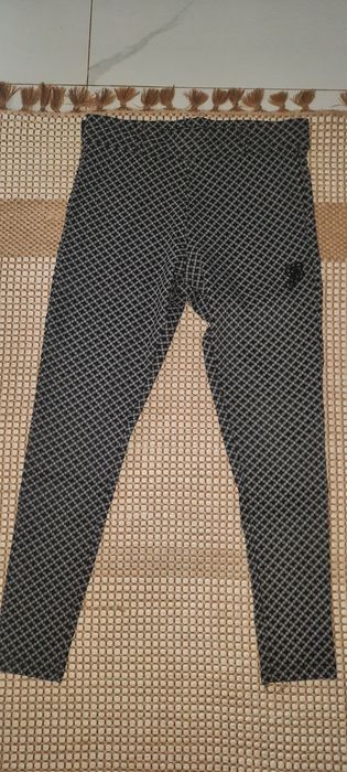 Calças pretas e brancas