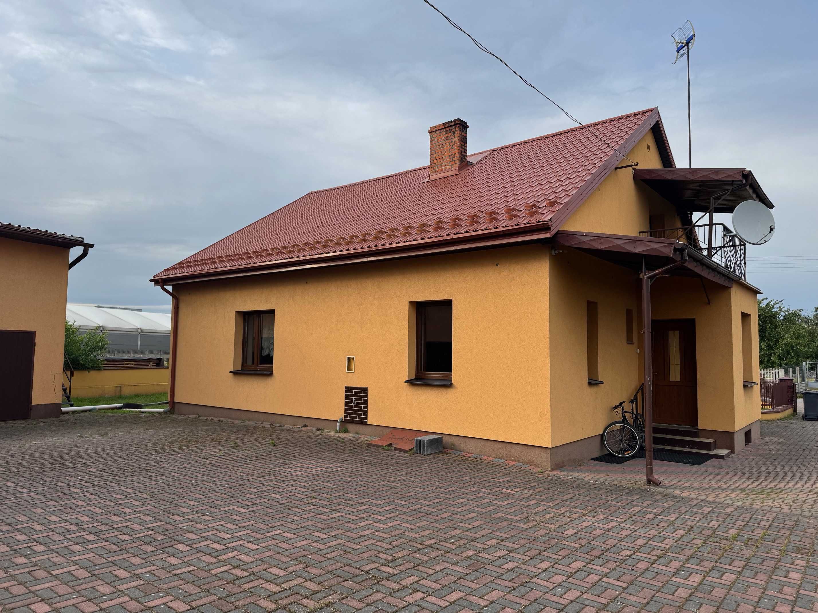 Dom jednorodzinny z zabudowaniami gospodarczymi Łęka Mroczeńska
