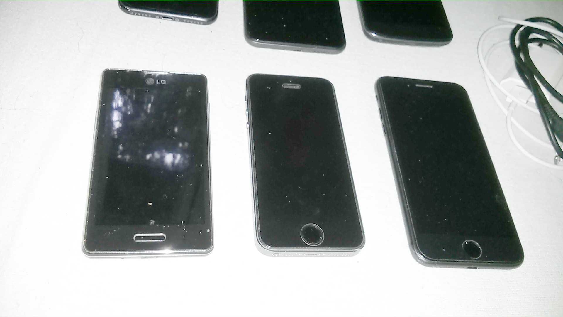 6 telefonów, 3 uszkodzone, 3 sprawne