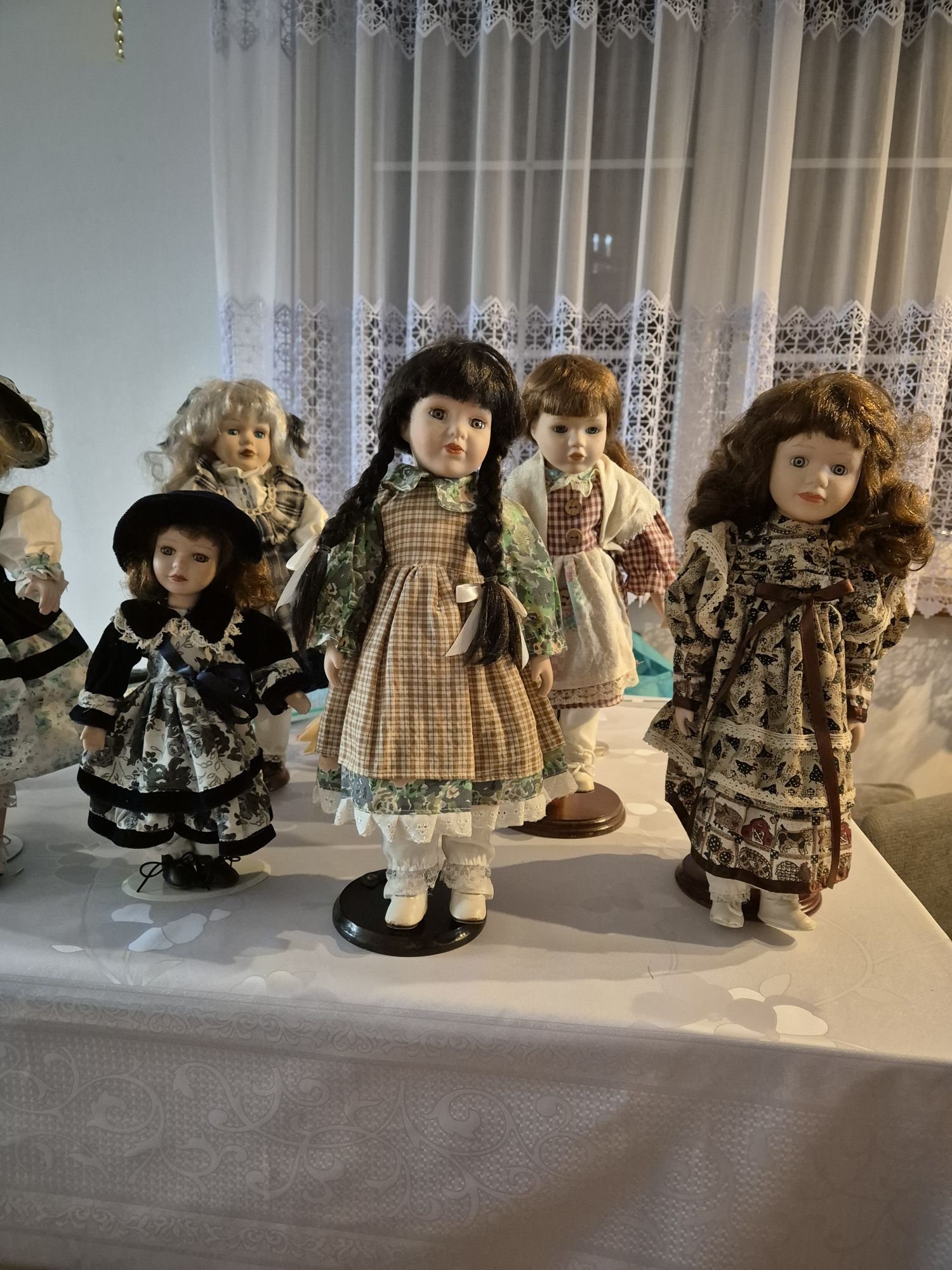 Stare lalki porcelanowe.