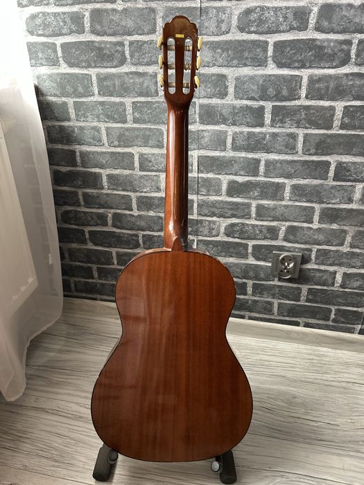 mała gitara akustyczna
