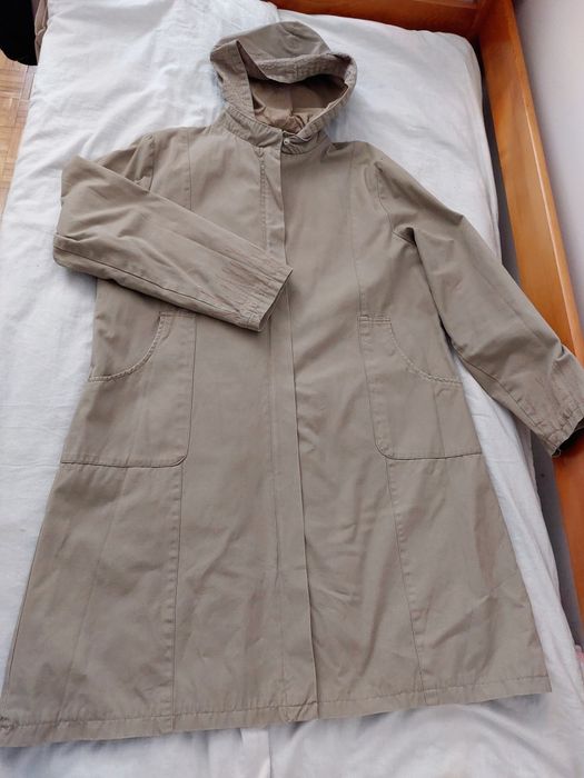 Khaki płaszcz z kapturem i wzorem na plecach jesienny wiosenny