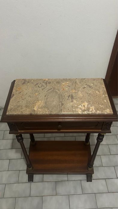 Mesa de apoio antiga em madeira com tampo em mármore