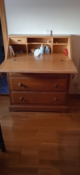 Escrivaninha antiga bem estimada