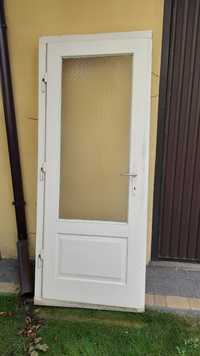 Drzwi białe drewniane z futryną ościeżnicą