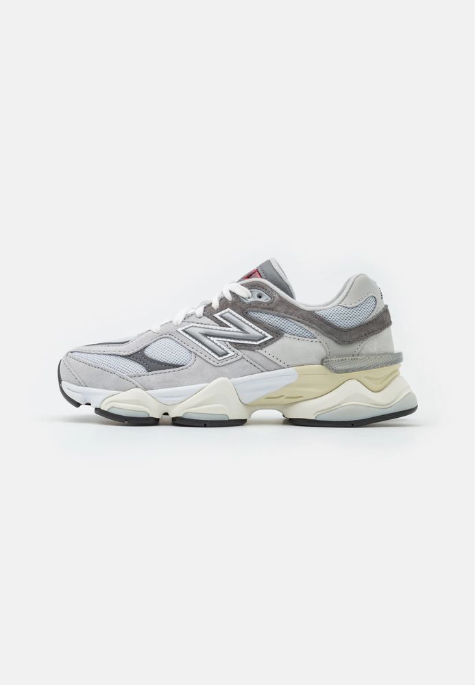 Кросівки жіночі New Balance 9060 sneakers in gray multi