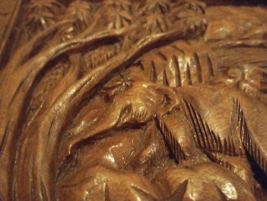 Quadro esculpido em madeira entalhada