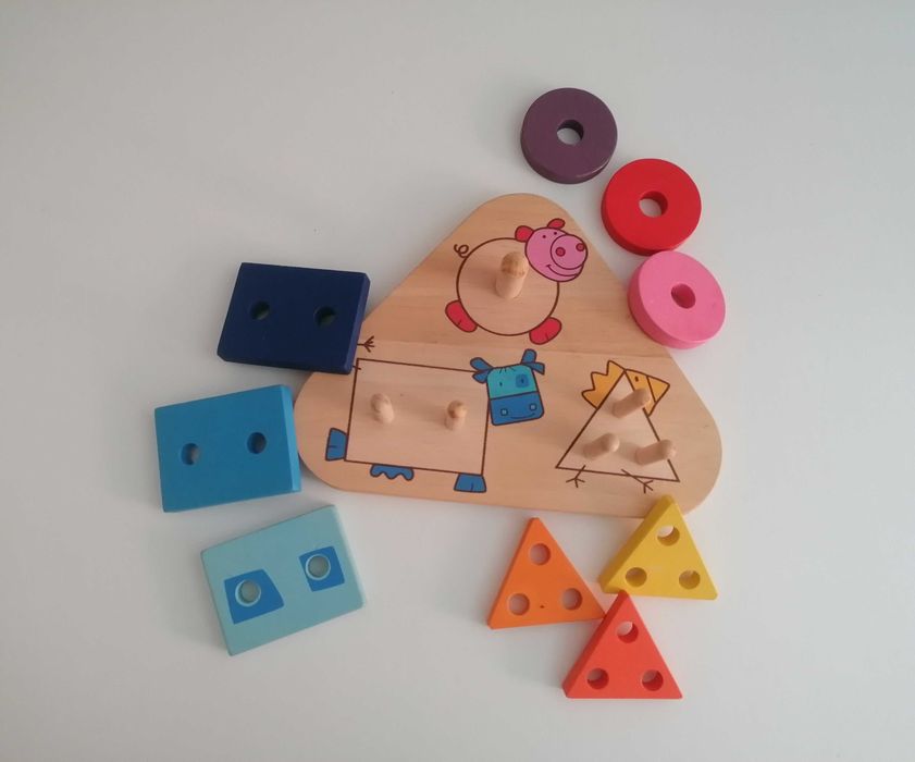 Jogo infantil de ajuste de formas, em madeira, da Djeco