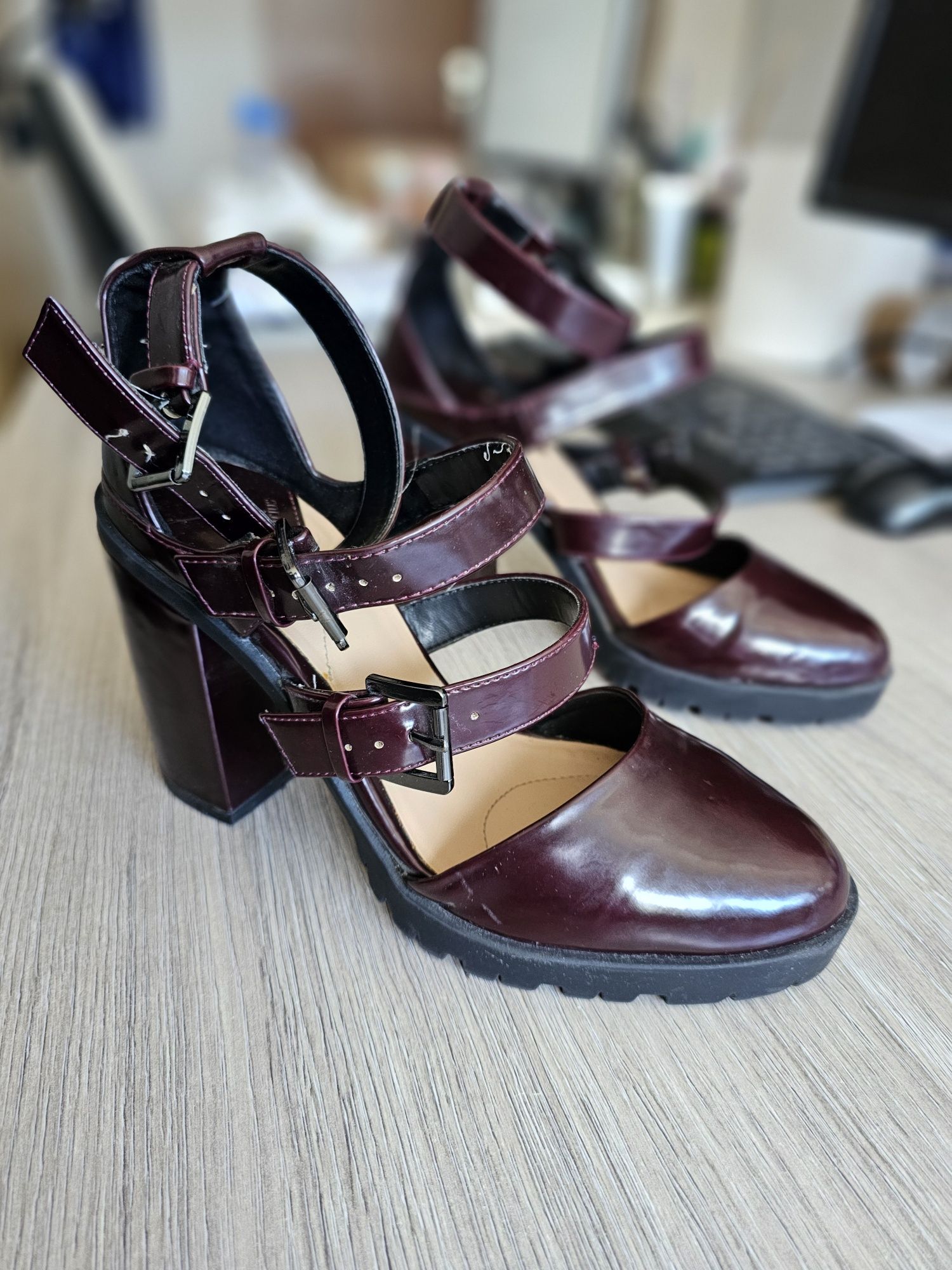 Buty na obcasie Stradivarius 38 burgund