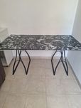 Mesa de vidro com cavaletes