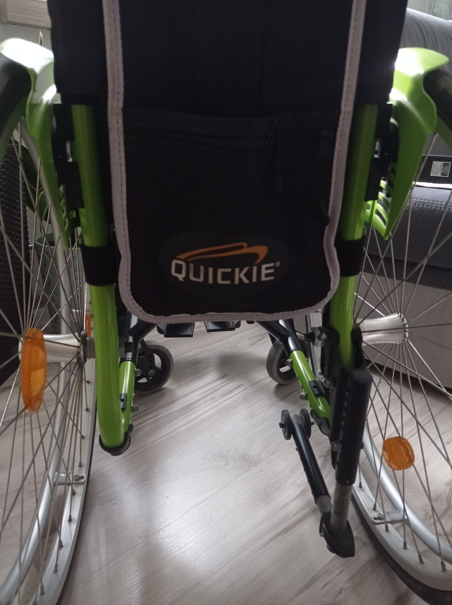 Wózek inwalidzki dla dziecka osoby niepełnosprawnej zielony