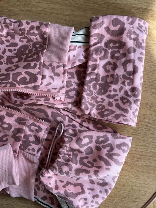Продам спортивний костюм для дівчинки леопардовий
