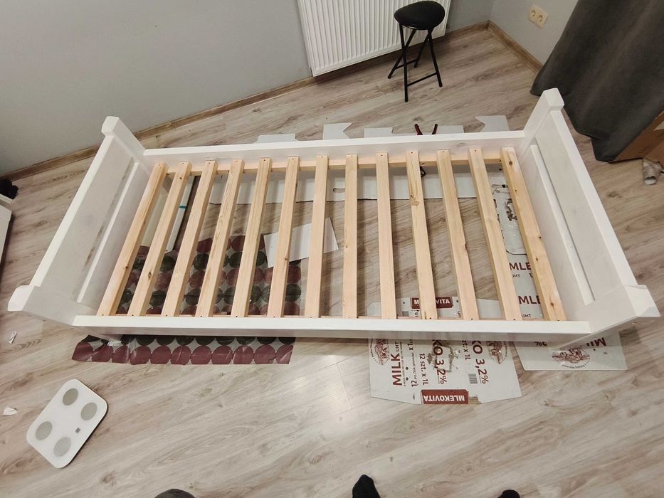 Ręcznie robione łóżko z litego drewna sosnowego 90x200