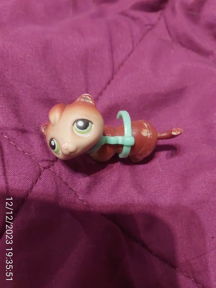 Figurka Littlest Pet Shop fretka w szelkach