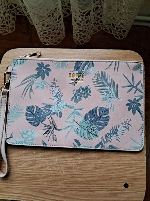 Мода і стиль. Жіноча косметичка