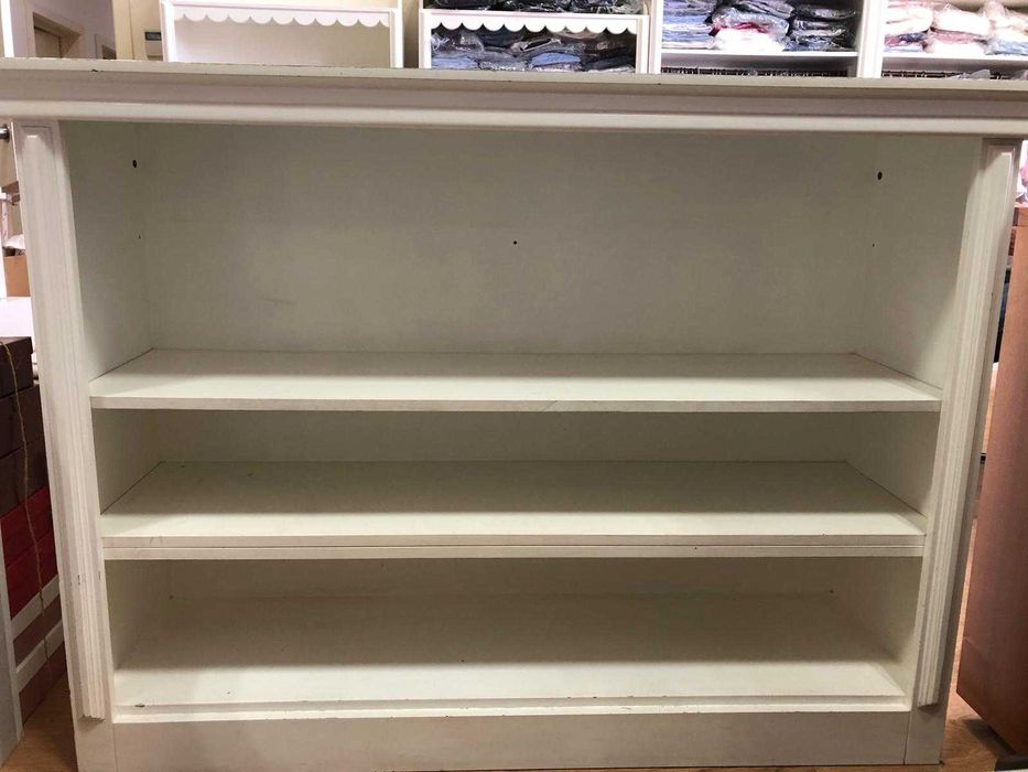 Mesa expositora em madeira lacada a branco