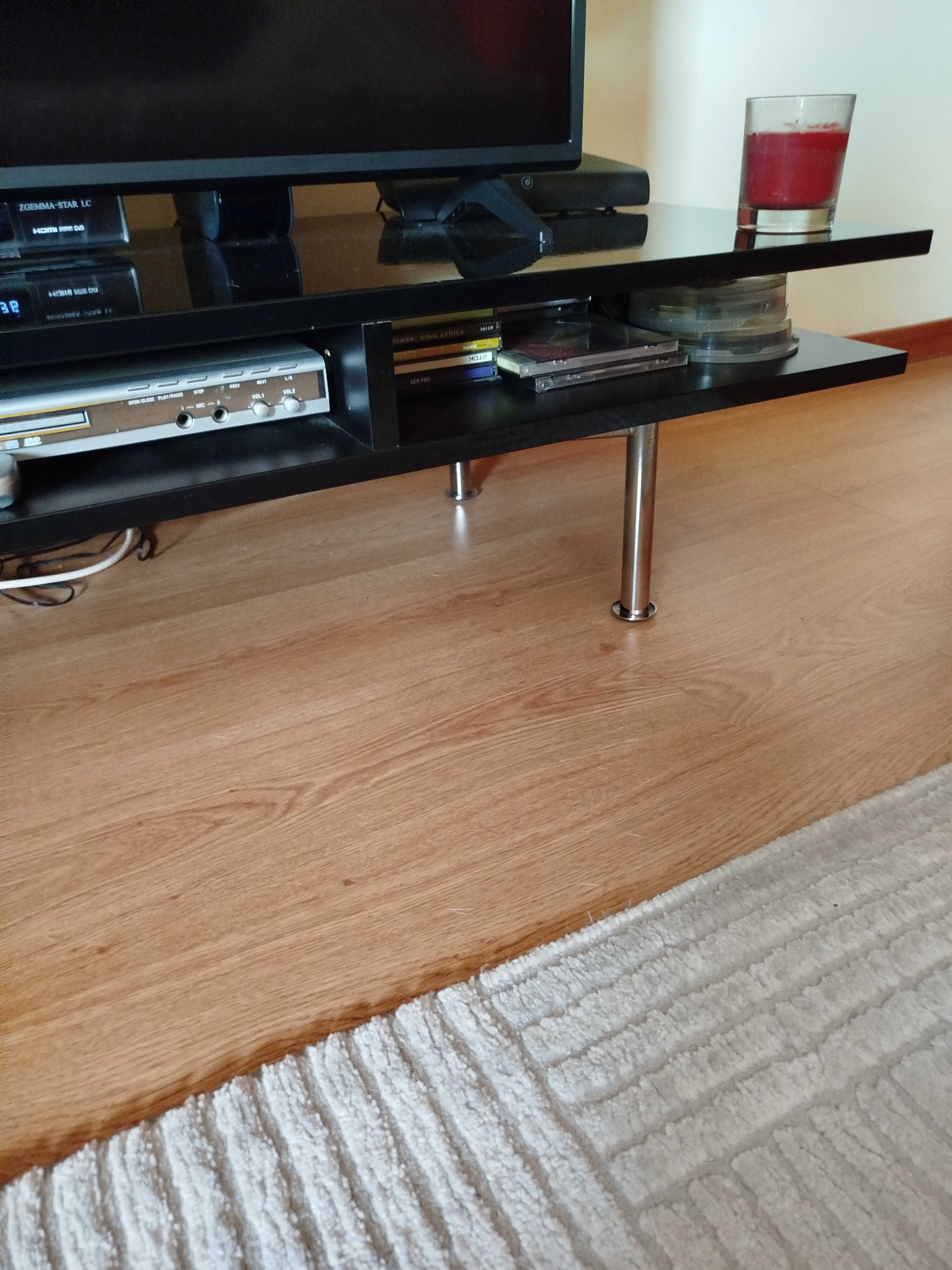 Vendo Móvel de TV preto com base em vidro
140x47x38