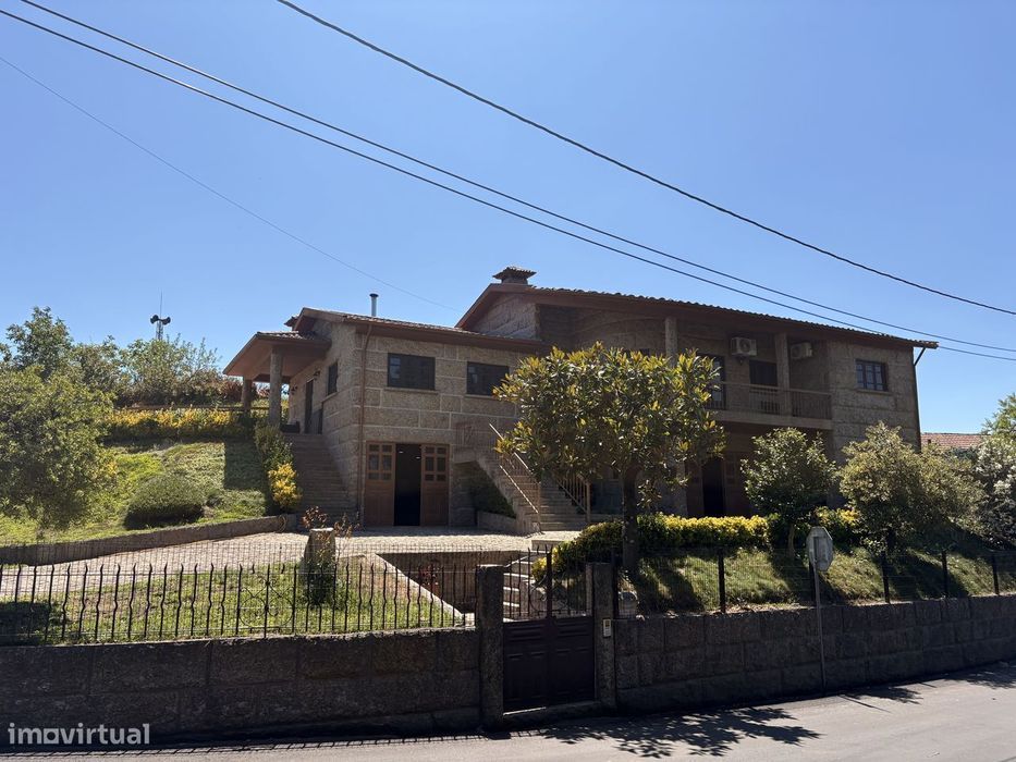 Moradia T5 com jardim e garagem em Fafe