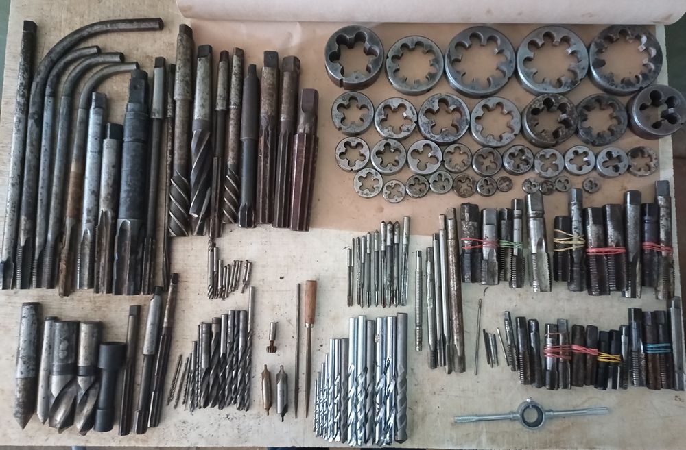 Продам різні інструменти . Плашки ,метчики ,ключі,зенкера.