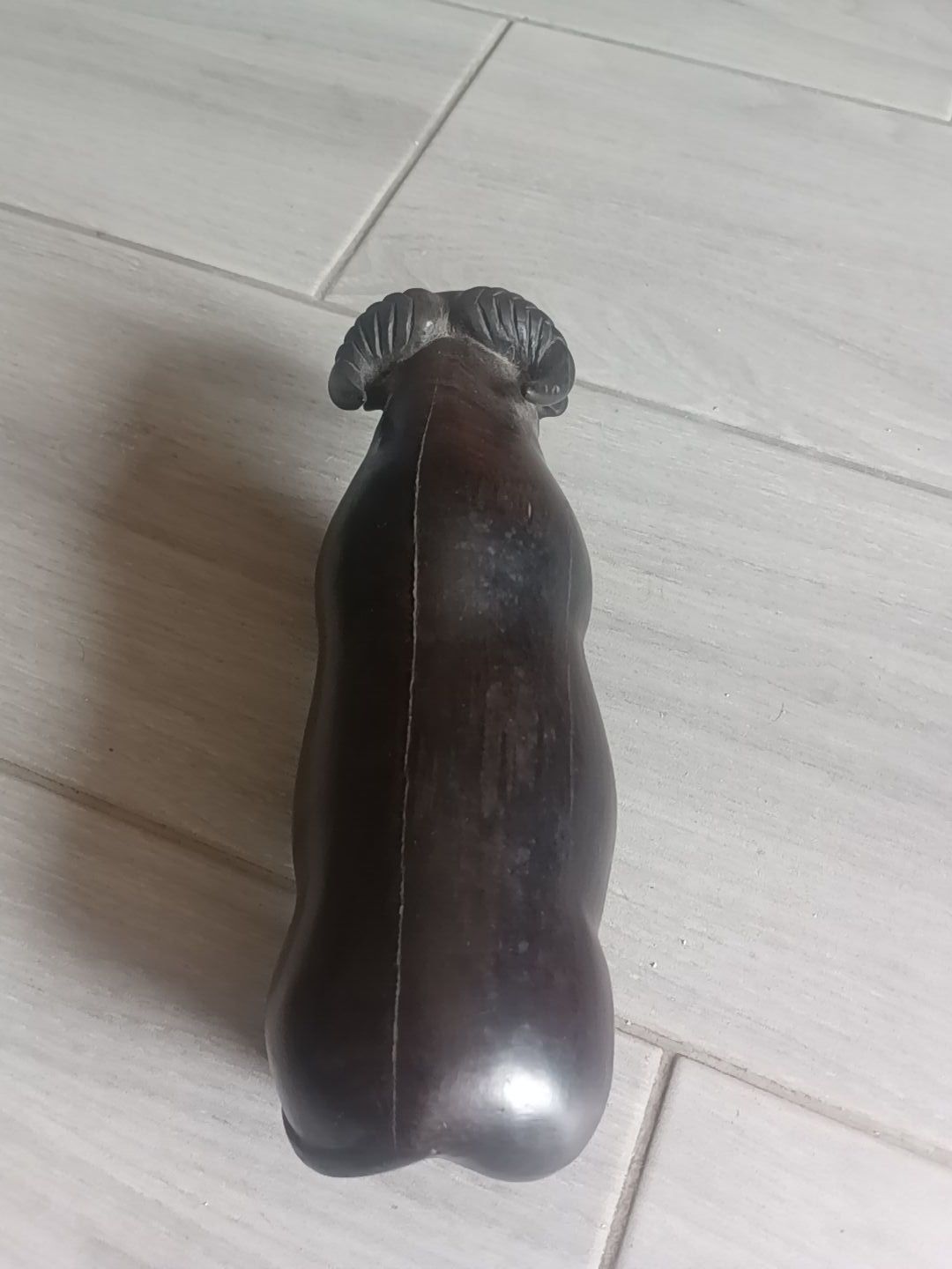 Escultura em pão preto .