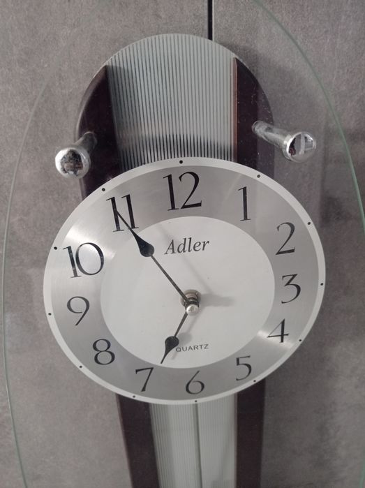 Zegar ścienny z wahadłem.