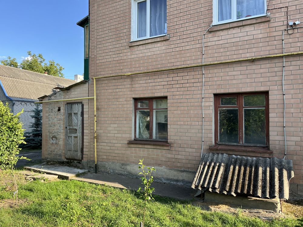 Продаж трикімнатної квартири з власним входом та чудовим розташуванням