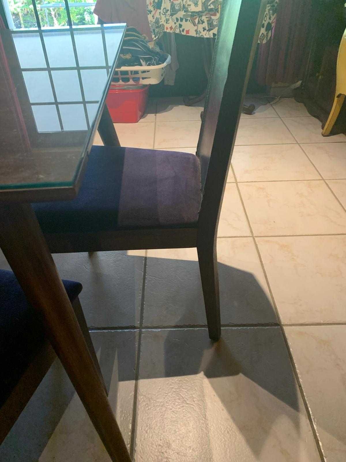 Mesa de sala de jantar com 8 cadeiras