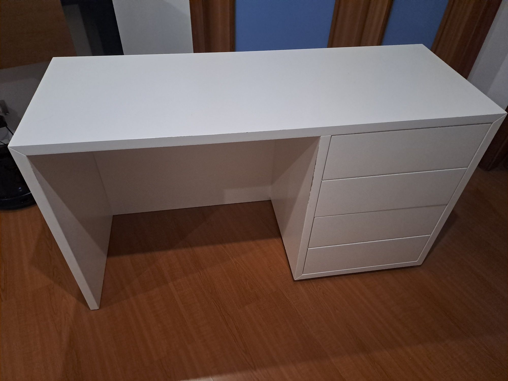 Mesa ( secretaria )e móvel de canto
