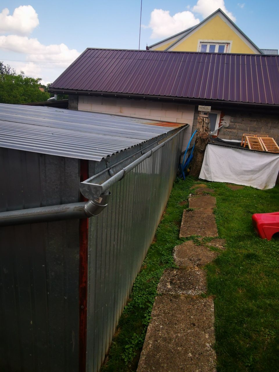 Garaż blaszany 8x5 m – solidna konstrukcja, 2 bramy uchylne, ocynk