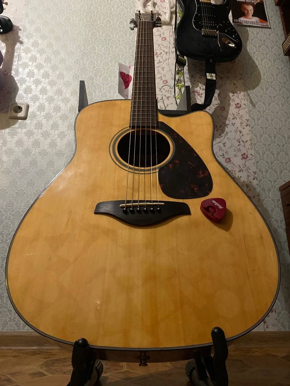 Продам электроакустическую Yamaha FGX800C