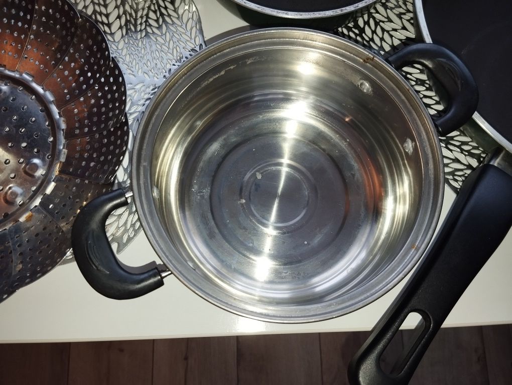 Zestaw garnków patelni czajnik sitko do gotowania na parze