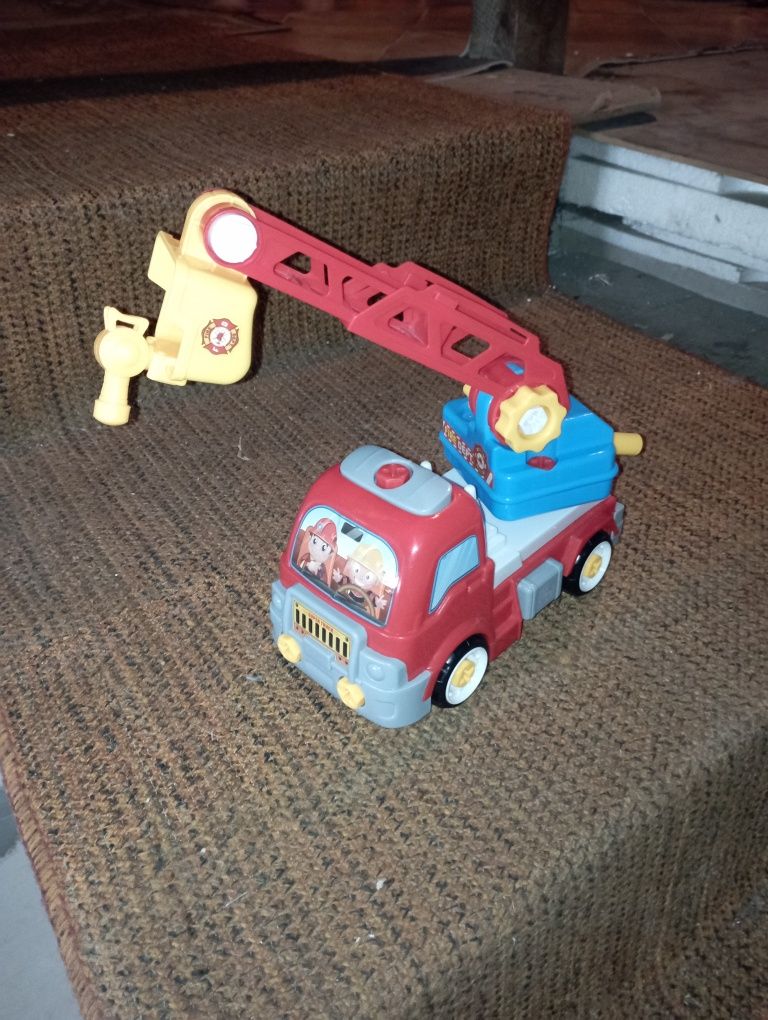 Zabawka - rozkręcany wóz strażacki dla dzieci