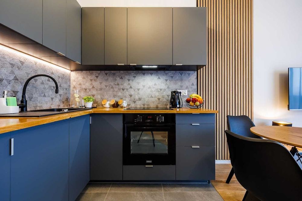 Szeregówka całkowicie umeblowana i wyposażona z ogrodem i parkingiem