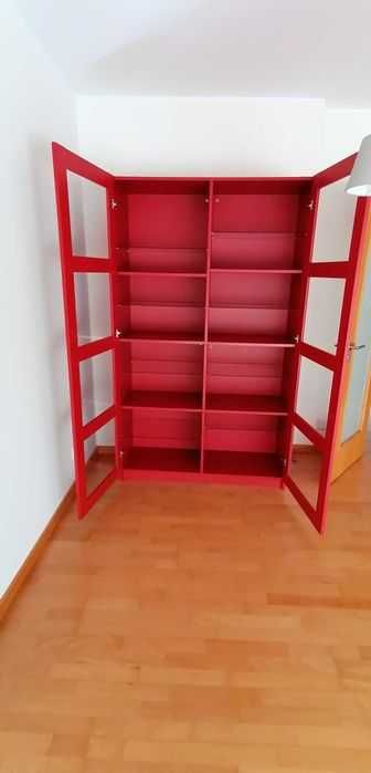 Vitrine vermelha Bergsbo ikea 200x120