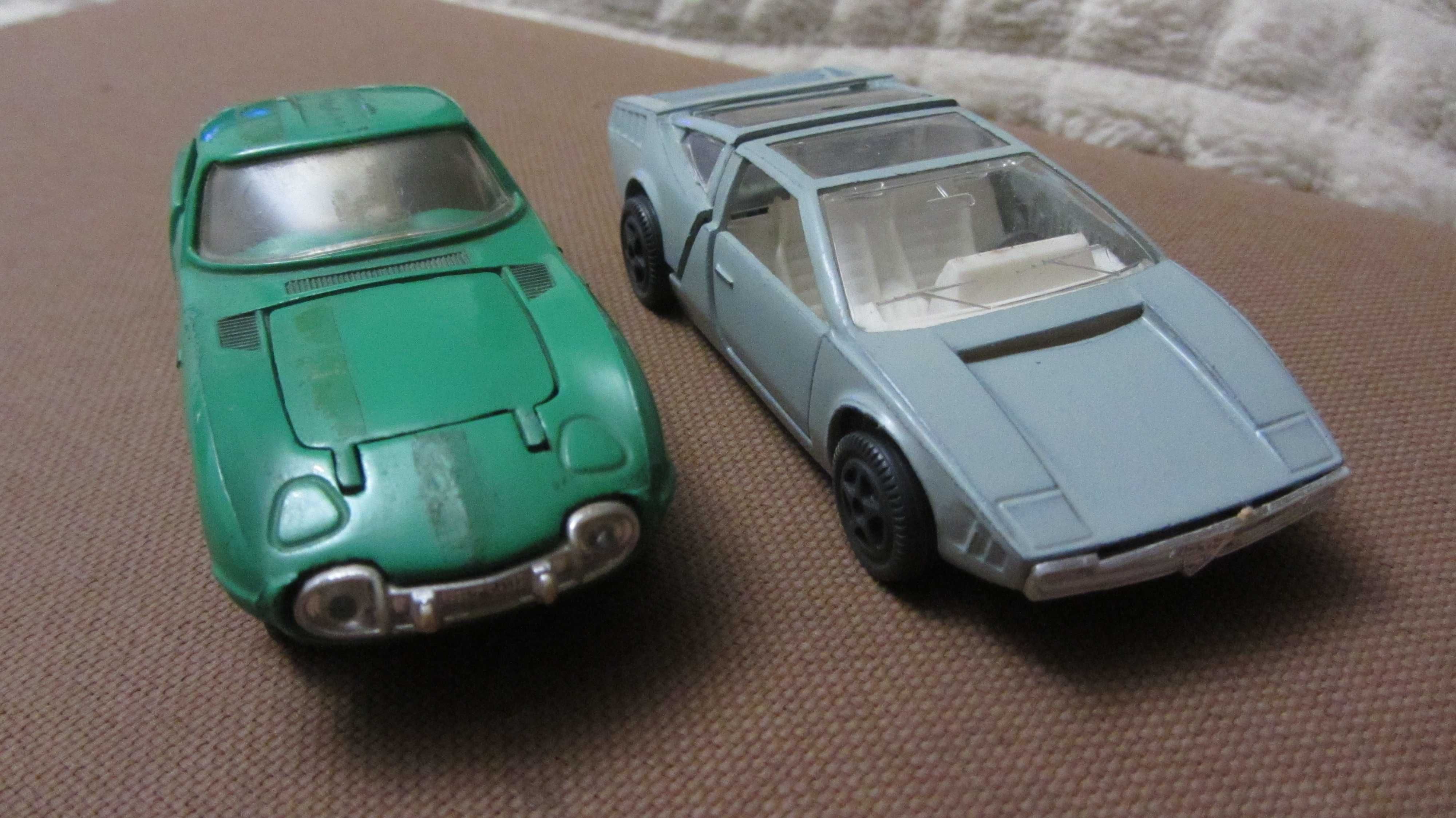 Дві машинки часів ссср , автомоделі Toyota та Alfa Romeo.