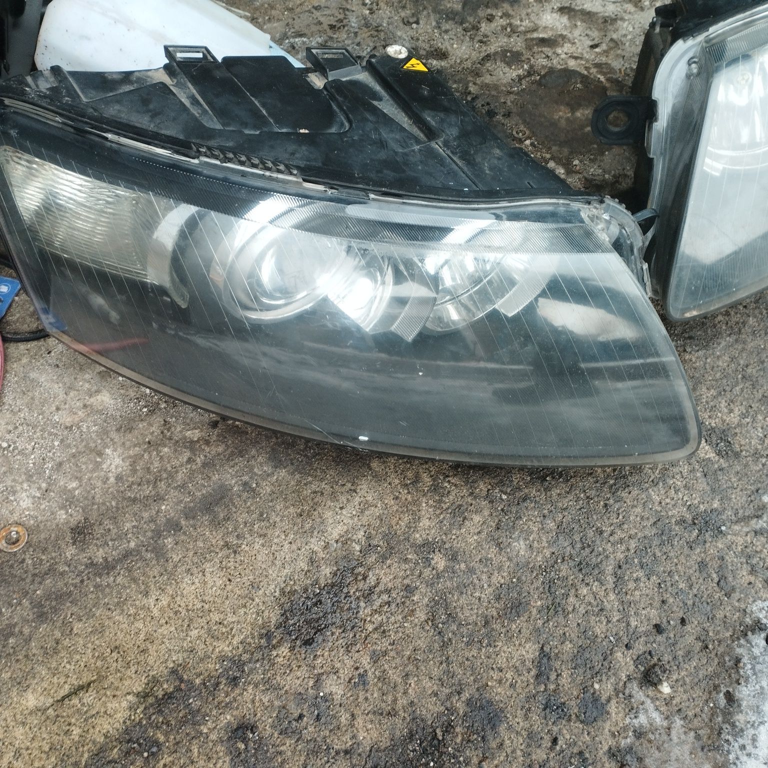 Audi A6 C6 lampy przód oryginał Hella Xenon skrętny