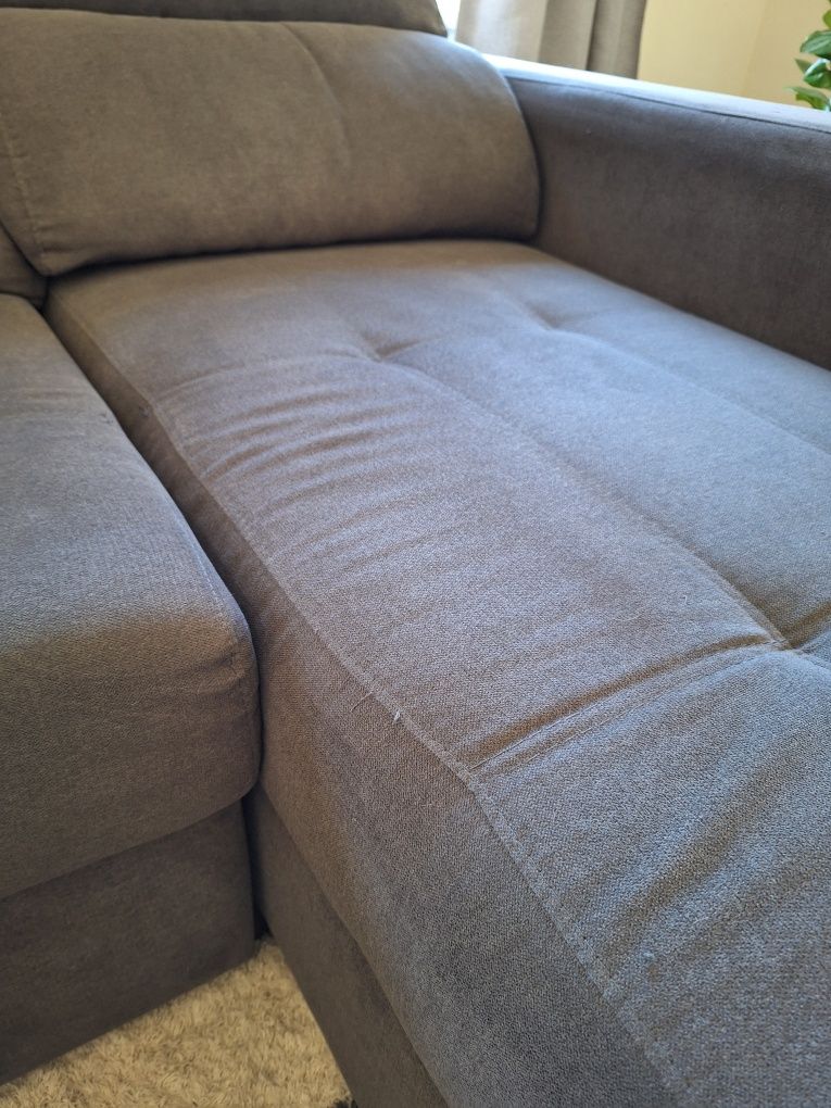 Sofá cinzento de 3 lugares com chaise