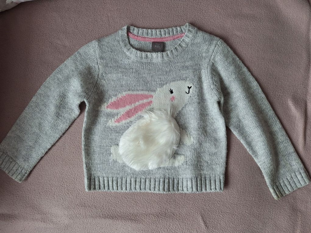 Sweter z włochatym królikiem 104